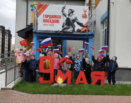 И помнит мир спасенный И помнит мир спасенный.